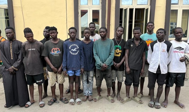 Lagos réprime les malfaiteurs et arrête trois ex-détenus et 18 autres