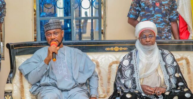 Le gouverneur de Zamfara fait don de 100 millions de nairas et de denrées alimentaires aux communautés ravagées par les inondations dans le district de Gummi