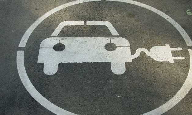 Le ministre de l'Enseignement supérieur dévoile la première voiture électrique fabriquée en Égypte