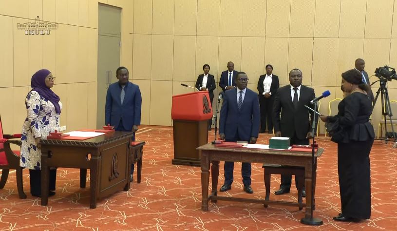 Jenista Mhagama, la nouvelle ministre de la Santé, prête serment devant la présidente Samia Suluhu Hassan