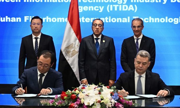 L'Égypte et la Chine signent des protocoles d'accord pour établir des usines de câbles à fibre optique et des installations de communication