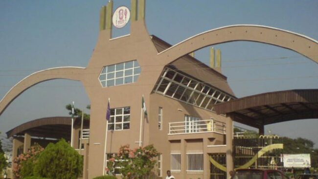DERNIÈRES NOUVELLES : Des étudiants de l'UNIBEN bloqués dans l'effondrement d'un bâtiment en raison de fortes pluies