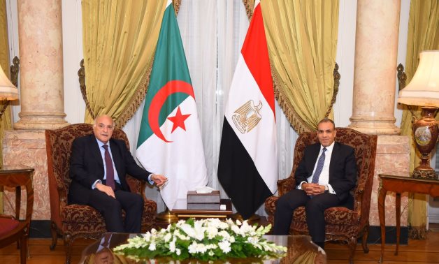 Le ministre égyptien des Affaires étrangères informe son homologue algérien des efforts visant à négocier un cessez-le-feu à Gaza