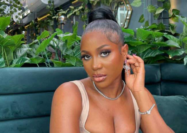 Wanni accuse Nelly de fausses fesses
