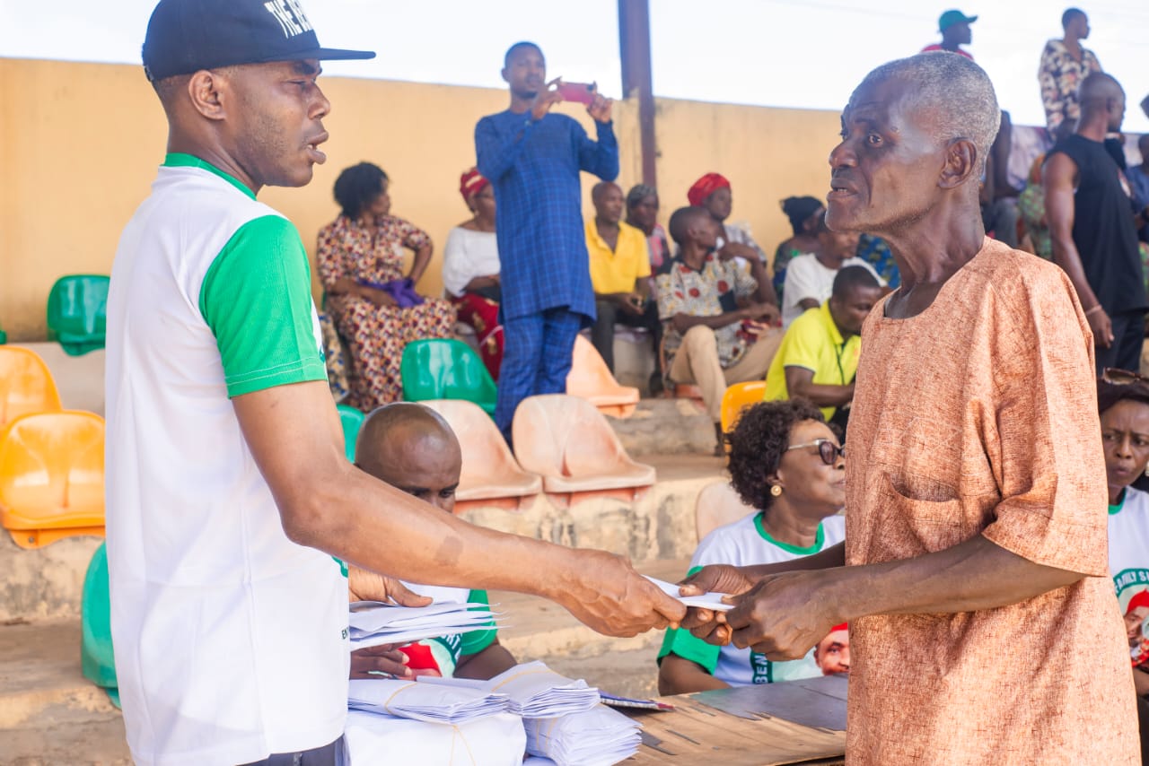 Abia : le vice-président Kalu distribue des subventions de plusieurs millions de nairas aux personnes vulnérables