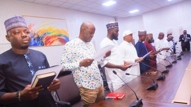 Le gouverneur Ododo prête serment aux nouveaux présidents de Kogi LG