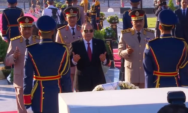 Le président égyptien dépose une couronne de fleurs au Mémorial du Soldat inconnu à l'occasion de l'anniversaire de la guerre du 6 octobre