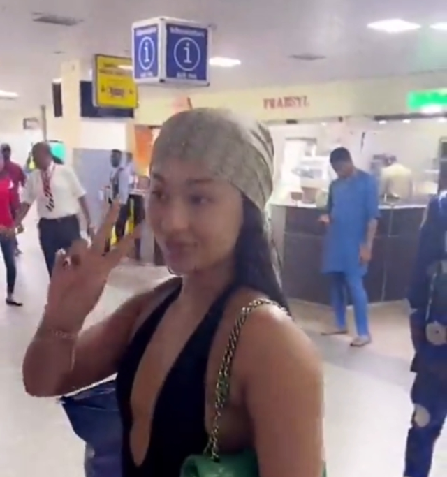 Le rappeur Rubi Rose arrive au Nigeria avant son concert à Lagos