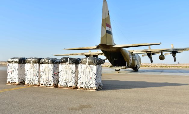 Photos : L’Égypte et les Émirats arabes unis effectuent un largage aérien de dizaines de tonnes d’aide humanitaire dans le nord de Gaza