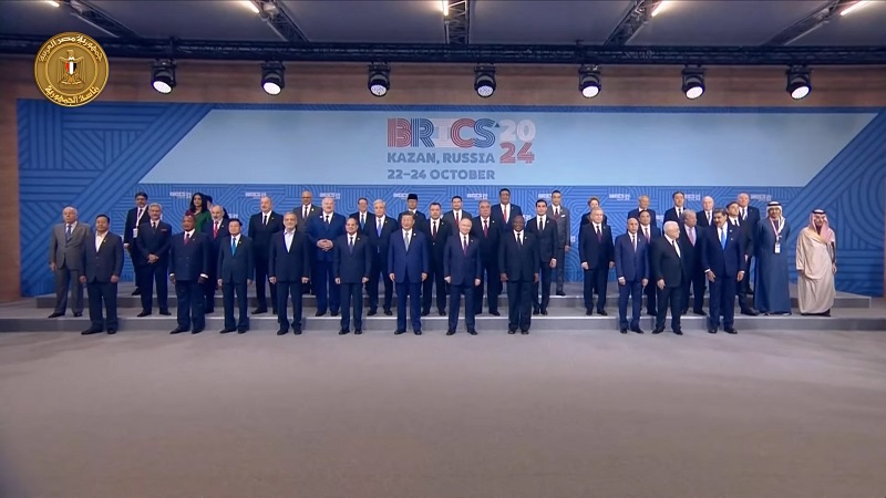 Le président égyptien Abdel Fattah El-Sisi et les dirigeants du monde entier posent pour une photo avant le sommet des BRICS Plus à Kazan, en Russie.