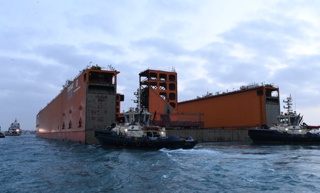 D'une largeur de 90 mètres, le quai flottant 'DOURADO' traverse avec succès le canal de Suez