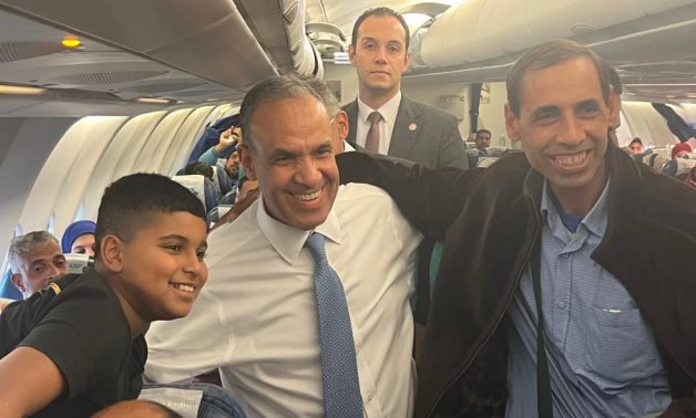 En images : le ministre des Affaires étrangères égyptien accompagne 294 ressortissants bloqués chez eux depuis Beyrouth