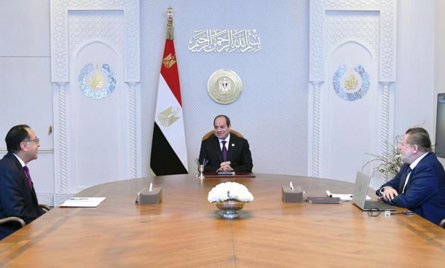 Le président Sissi rencontre le Premier ministre Madbouly et le gouverneur de la CBE Hassan Abdallah