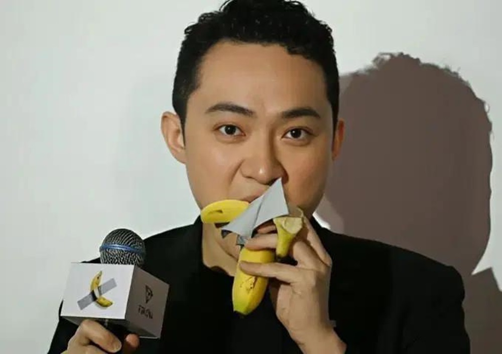 Un entrepreneur en crypto mange une œuvre d'art en forme de banane qu'il a achetée pour 6,2 millions de dollars