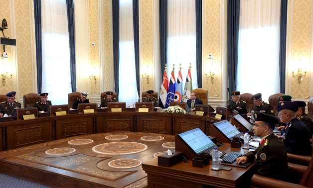 Le président Sissi assiste aux tests d'évaluation des candidats à l'académie militaire