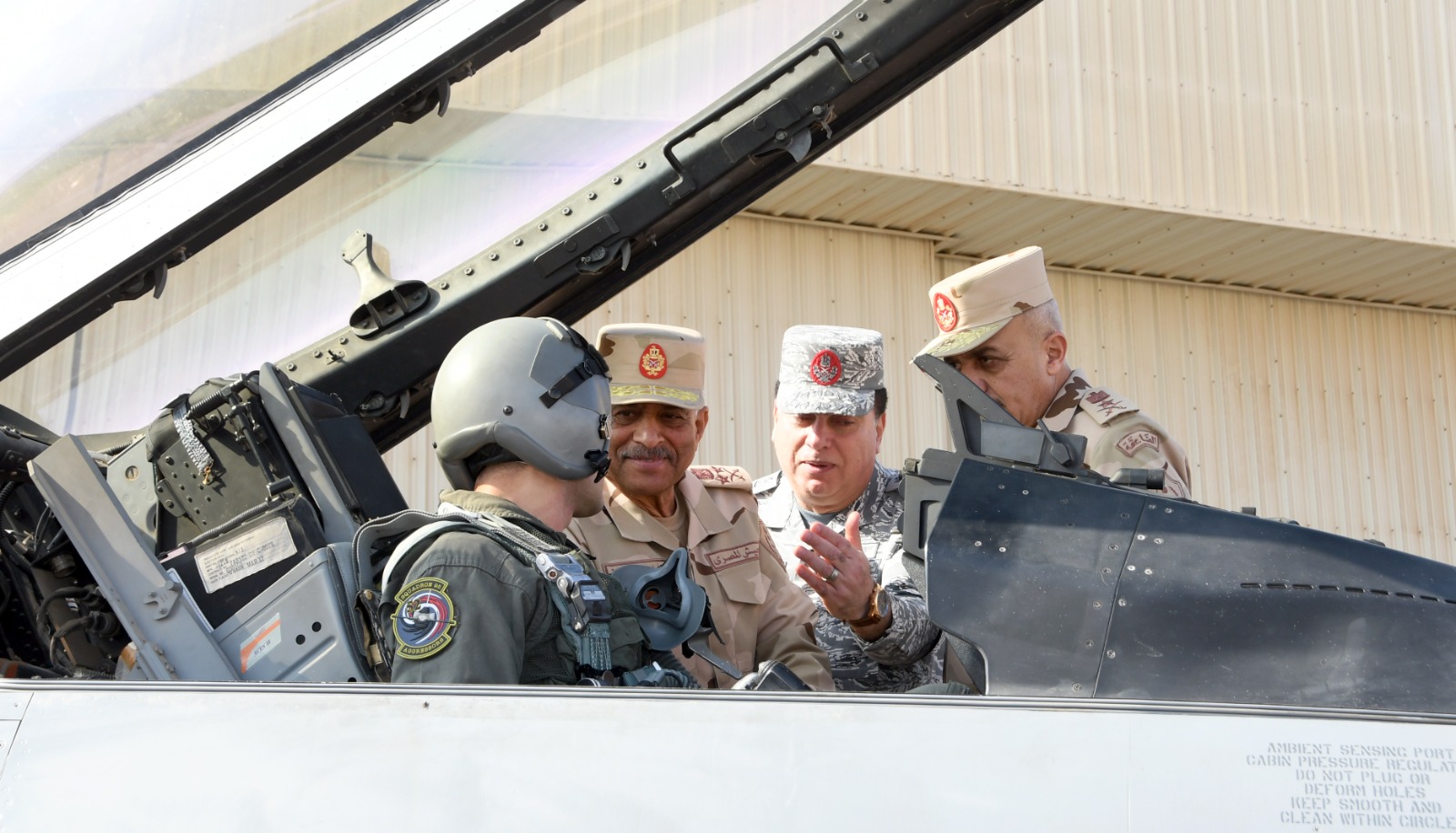 Le ministre de la Défense visite une base aérienne 1
