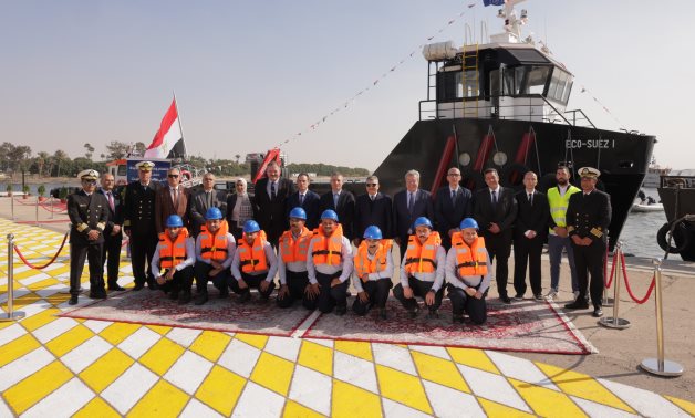 Des unités maritimes antipollution arrivent sur le canal de Suez, président Oussama Rabie
