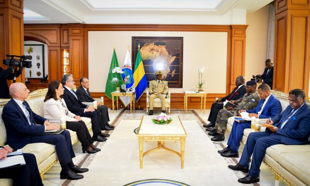 Sur directives du président Sissi, FM rencontre le président gabonais à Libreville