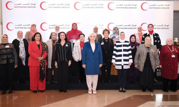 La Première Dame Intisar El Sisi remercie les volontaires du Croissant-Rouge égyptien