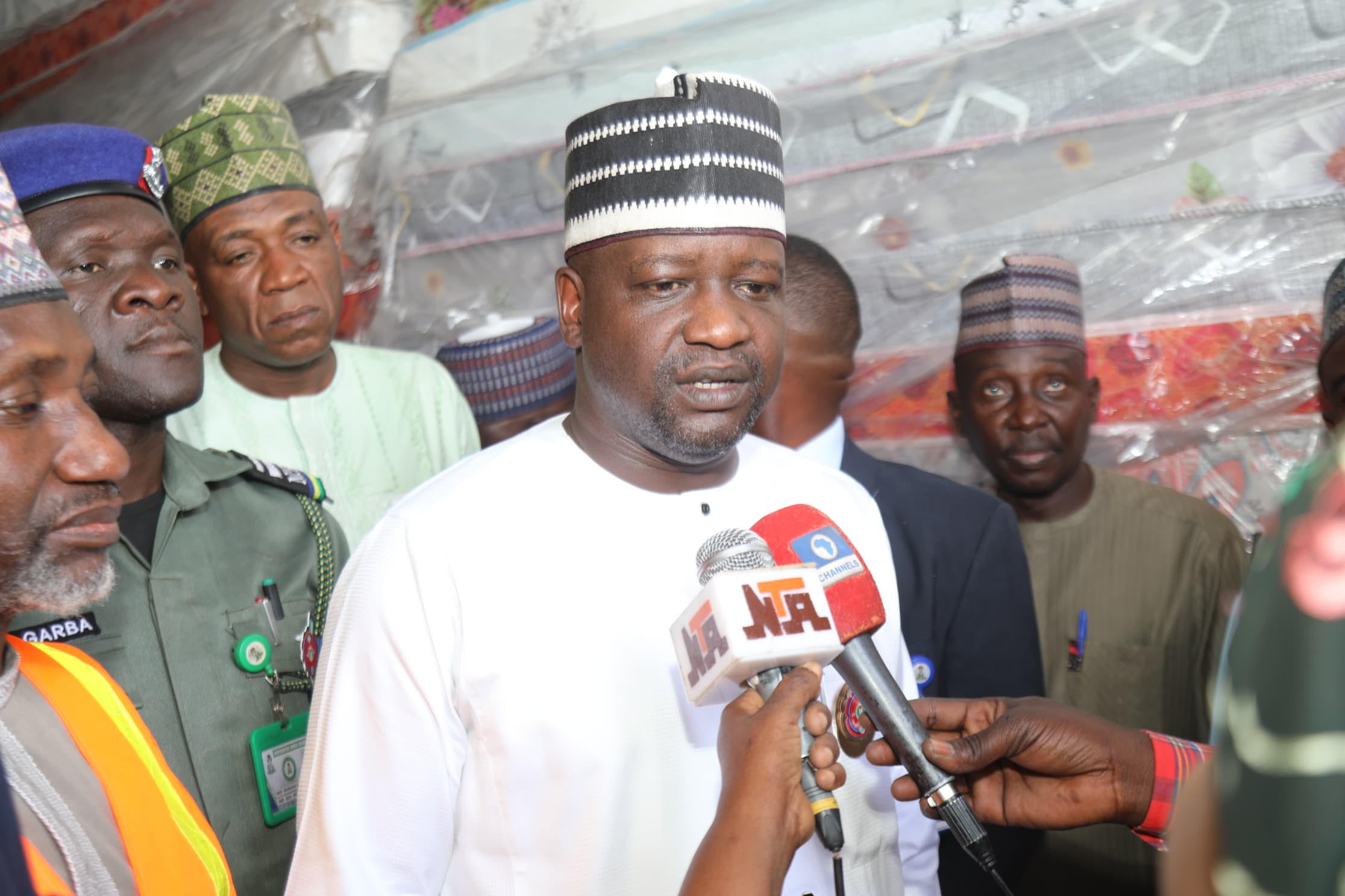 Le comité contre les inondations dirigé par Dangote livre des articles de secours d'un milliard de naira au gouvernement de Borno
