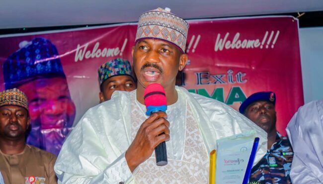 Le gouverneur Aliyu distribue des engrais et des intrants agricoles aux agriculteurs de saison sèche