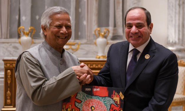 Le président Sissi rencontre le chef du gouvernement intérimaire du Bangladesh en marge du sommet D-8