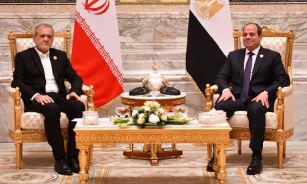 Le président Sissi rencontre le président iranien en marge du sommet D-8