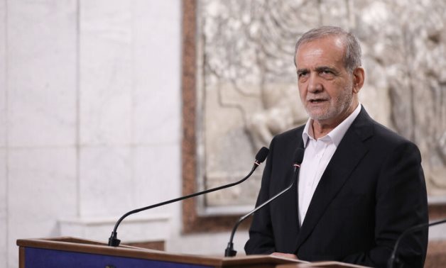 Le président iranien Masoud Pezeshkian arrive au Caire