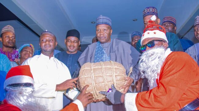 Noël : le gouverneur Inuwa accueille la communauté chrétienne de Gombe