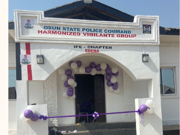 Osun : la maison dirigeante Lafigido fait don de gadgets de sécurité à un groupe d'autodéfense