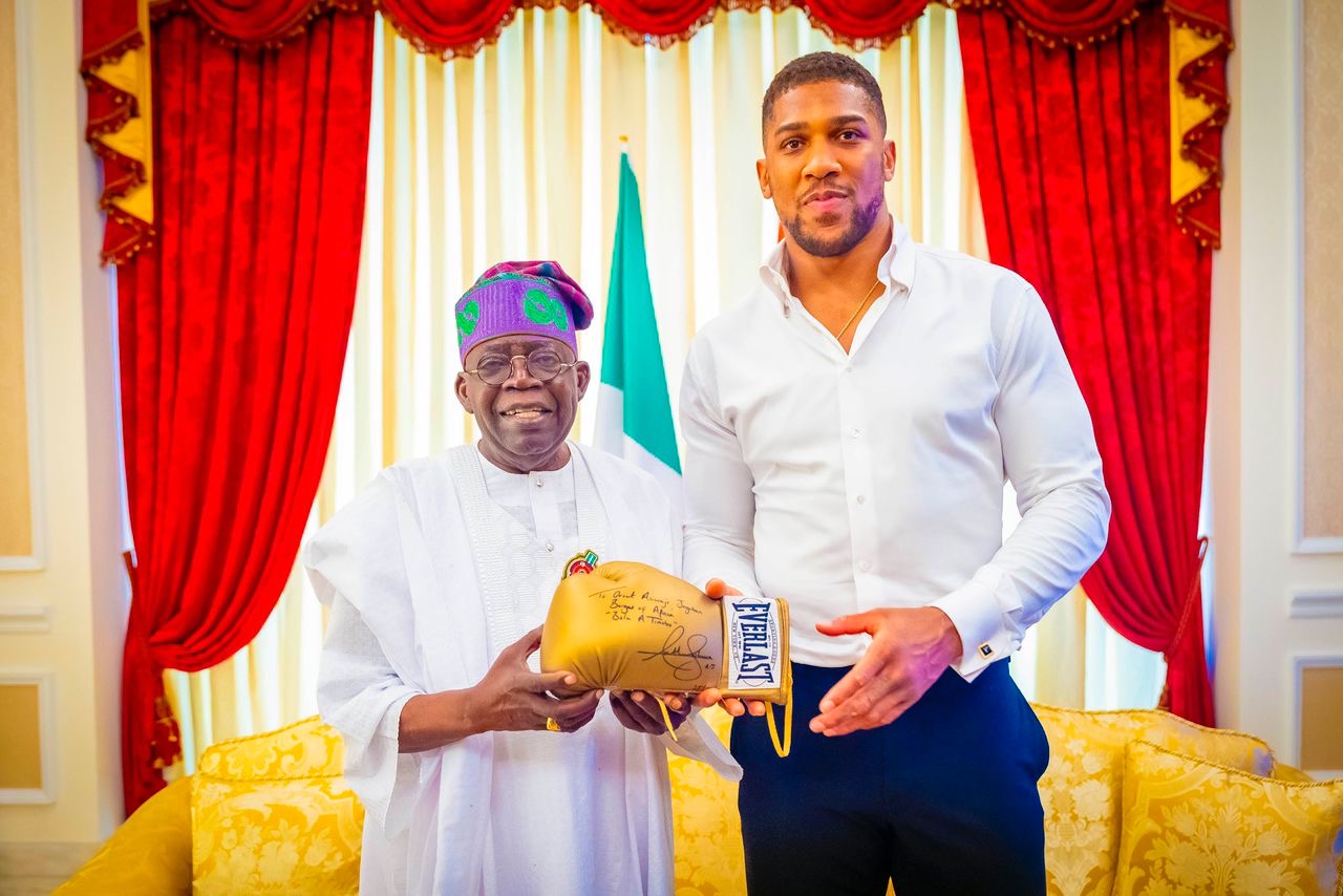 PHOTOS : Anthony Joshua rend visite à Tinubu à Lagos et lui présente un gant dédicacé