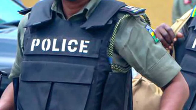 La police récupére le corps sans vie de l'homme jeté le long