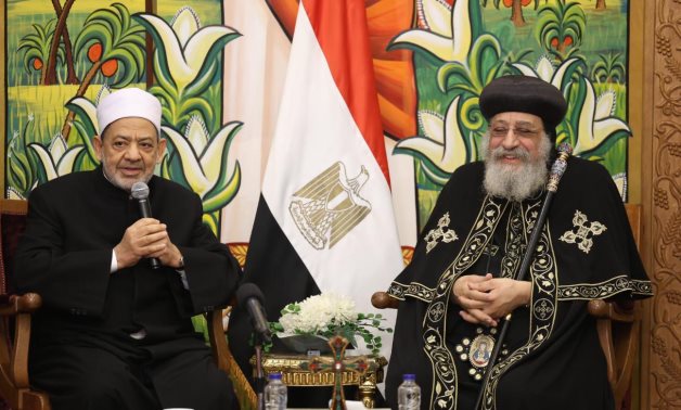 Le grand imam d'Azhar et de hauts responsables religieux rendent visite au pape Tawadros II et souhaitent un joyeux Noël aux coptes