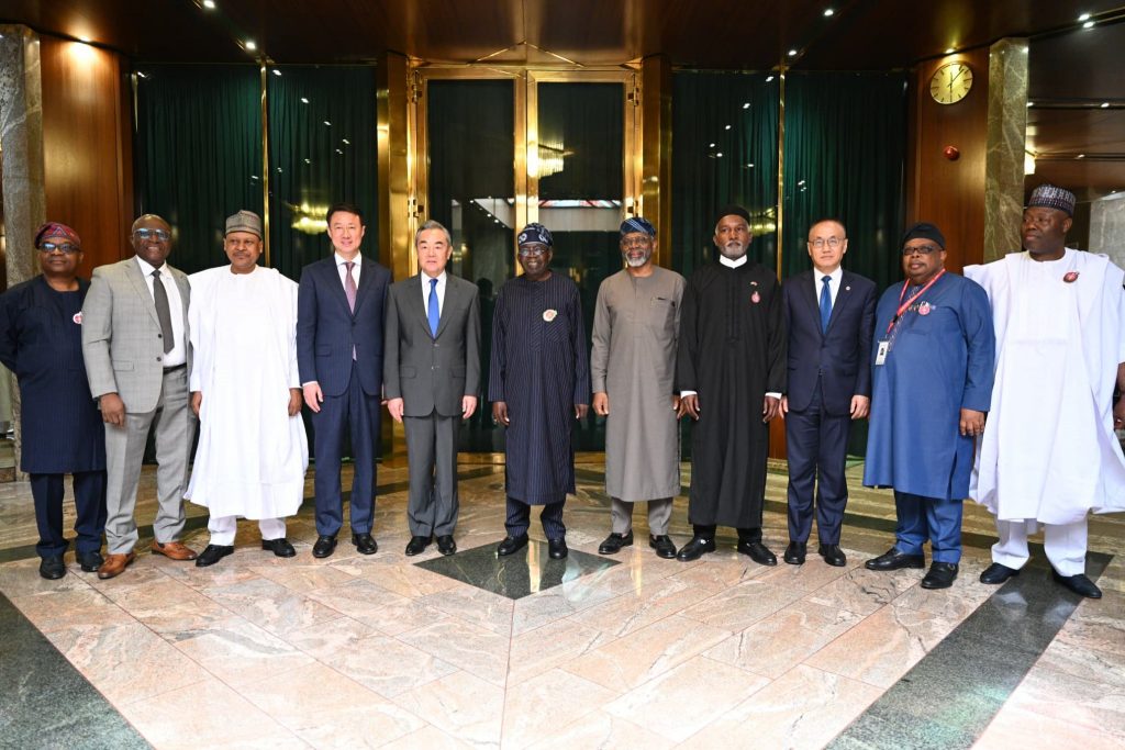 Tinubu rencontre le ministre chinois des Affaires étrangères à Abuja
