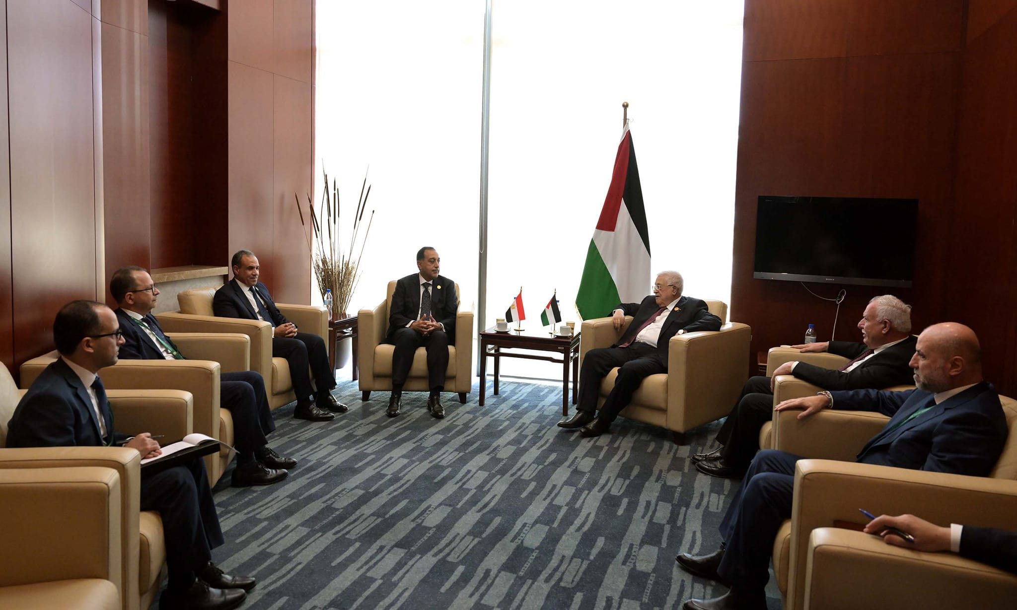 Le Premier ministre égyptien Mosfa Madbouly rencontre le président palestinien Mahmoud Abbas lors du 38e sommet africain