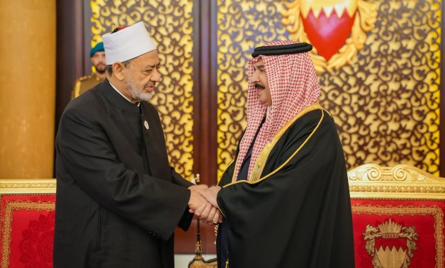 Le roi de Bahreïn reçoit Sheikh al-Azhar, loue son rôle dans le service des problèmes de la nation islamique