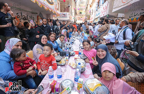 Des milliers de personnes se réunissent pour le grand Ramadan Iftar annuel à Matariya 4