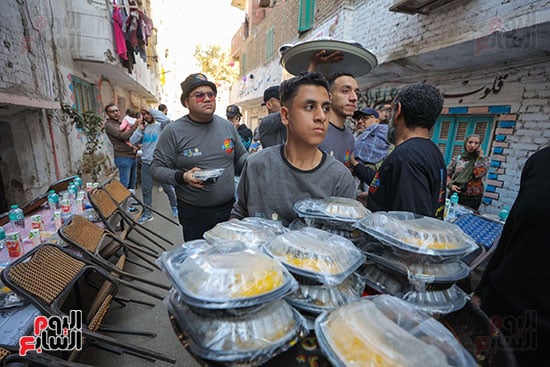 Des milliers de personnes se réunissent pour le grand Ramadan Iftar annuel à Matariya 9