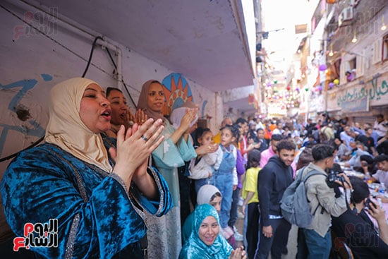 Des milliers de personnes se réunissent pour le grand Ramadan Iftar annuel à Matariya 3