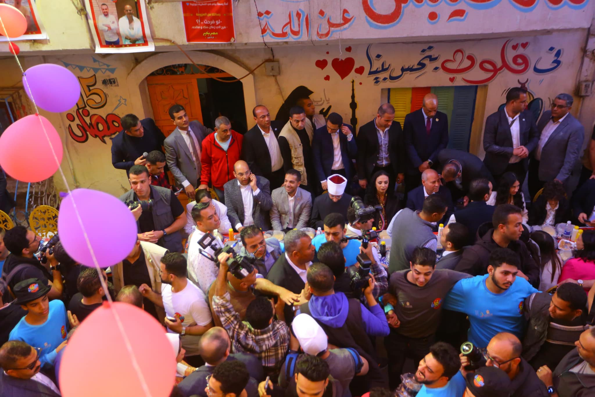 Le ministre de la solidarité sociale rejoint le plus grand iftar de rue d'Égypte à Matariya 5