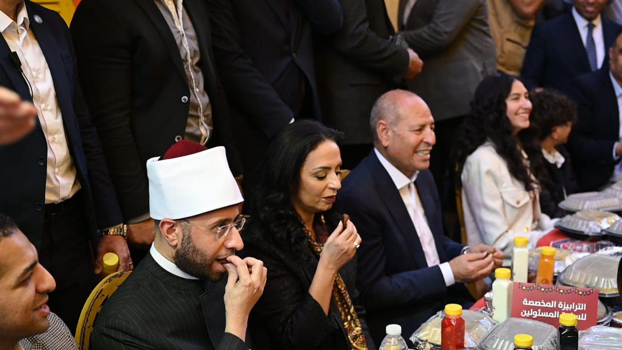 Le ministre de la solidarité sociale rejoint le plus grand iftar de rue d'Égypte à Matariya 2