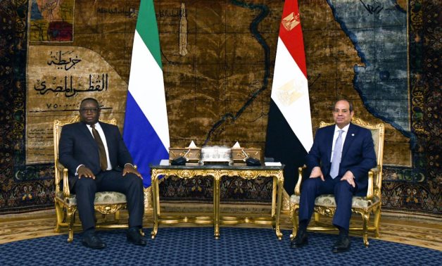 Le président Sisi reçoit un homologue Léonéen en Sierra, le numéro de signe de la Sign