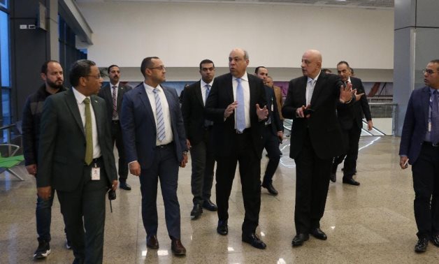 Le ministre de l'Aviation vérifie l'aéroport international de Sphinx avant l'inauguration des gemmes