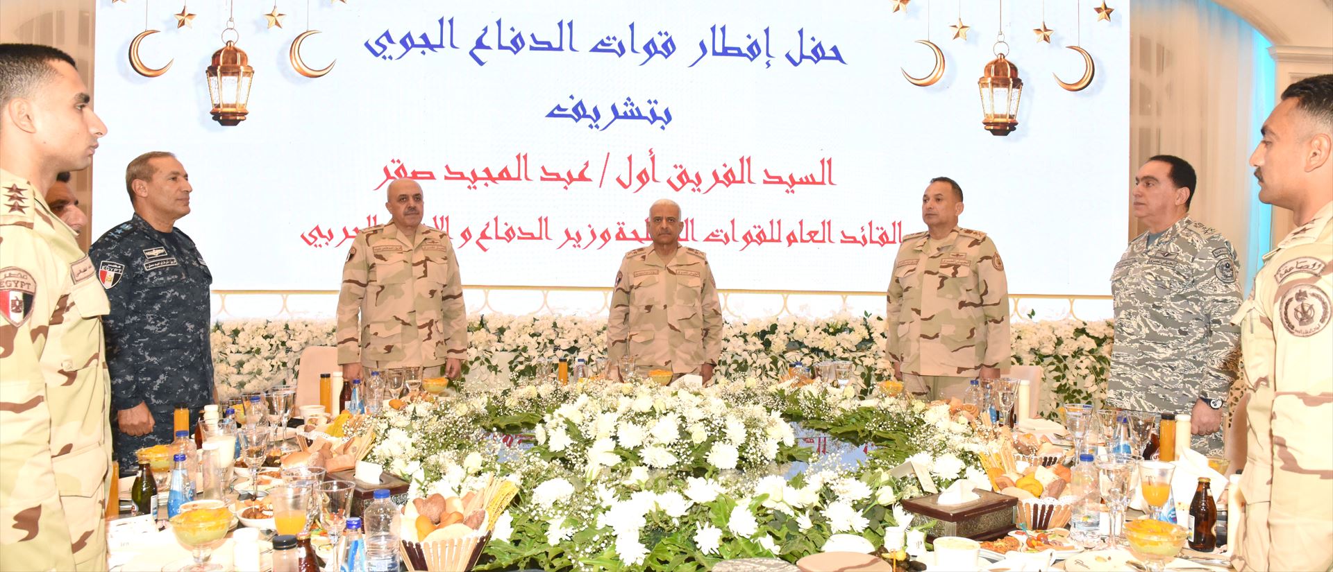 Le ministre de la Défense, Abdel Maged SAQR, prononce un discours alors qu'il partage Iftar avec des combattants de la défense aérienne