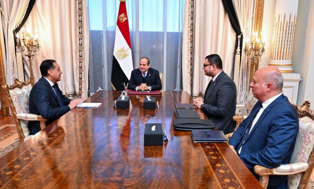 Le président Sisi rencontre le Premier ministre, le ministre du Logement