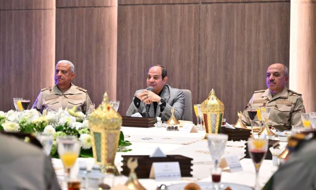 Le président Sisi visite une académie militaire égyptienne, a iftar avec le personnel, les étudiants