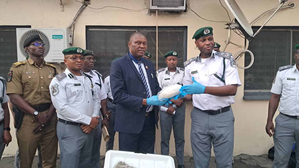 Port en étain des douanes du port de drogues illicites d'une valeur de N8BN à ndlea