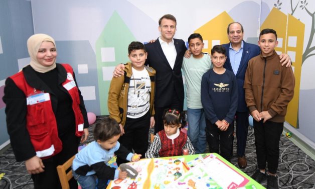Le président Sisi, homologue français visite d'Al Arish City, rencontre le nombre de Palestiniens blessés