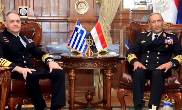 Égyptiens, les chefs grecs des forces navals discutent des façons d'améliorer les liens