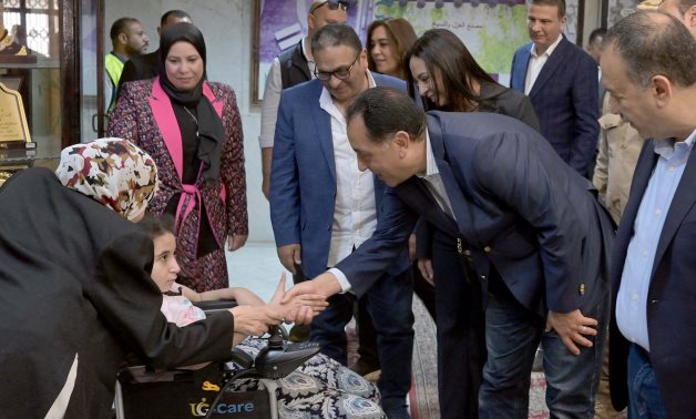Le PM de l'Égypte inspecte plusieurs services, des projets de développement en Assiut